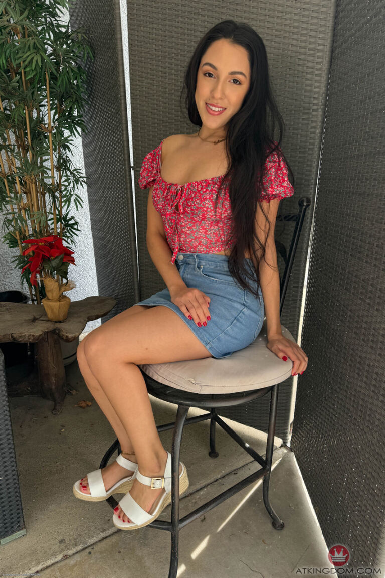 Selena Ivy slips out of her heels and lets her bare feet take over, showing her toes, arches and soles from several angles. image 2