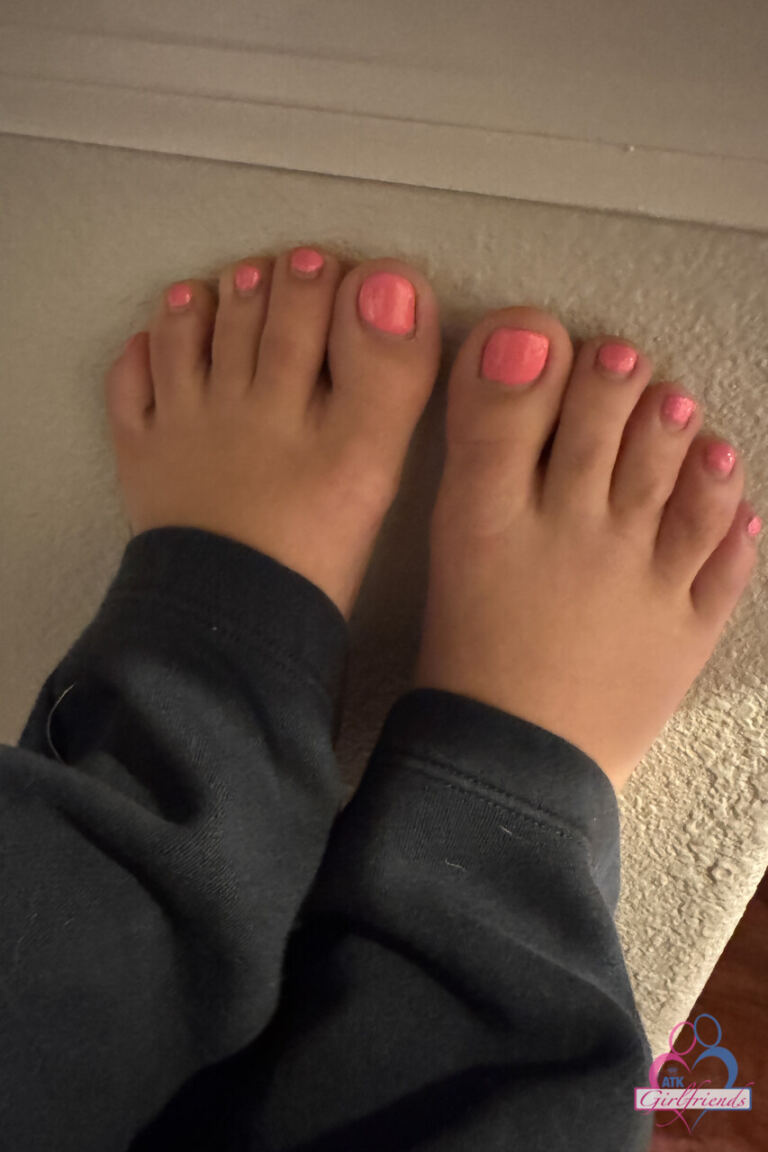 Lily Jordan shows off pink toenails and bare feet in a simple close-up gallery for viewers who like polished toes and soft soles. image 3