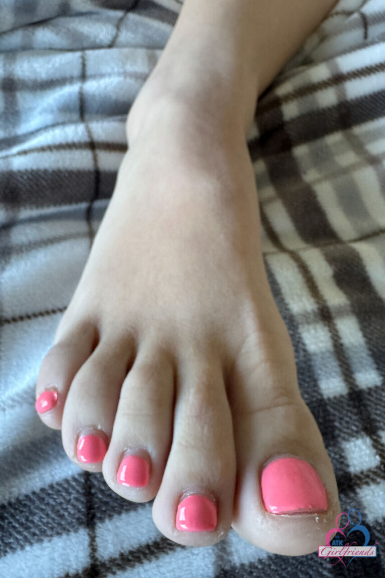 Lily Jordan shows off pink toenails and bare feet in a simple close-up gallery for viewers who like polished toes and soft soles. image 7