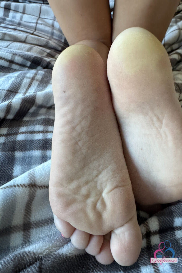 Lily Jordan shows off pink toenails and bare feet in a simple close-up gallery for viewers who like polished toes and soft soles. image 9