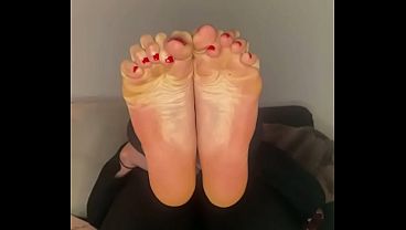 Long toes wiggling